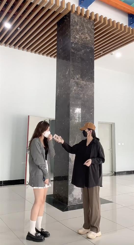 Không phải trường rich kid nhưng sinh viên mang outfit trăm triệu-4