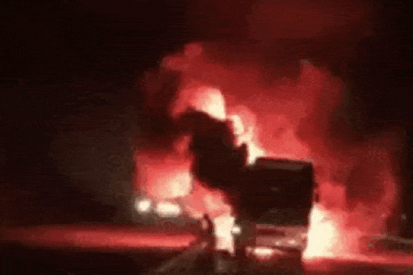 Xe khách bốc cháy ngụt ngụt trên cao tốc Nội Bài - Lào Cai-1