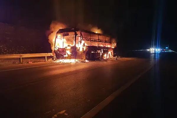 Passenger car caught fire on Noi Bai - Lao Cai highway-2
