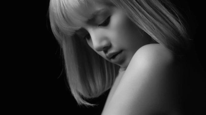 Lisa (BLACKPINK) catwalk ngầu đét trong chiến dịch mới của Celine-1