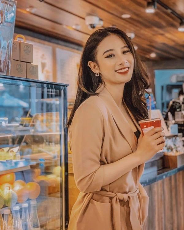 Trước Thương Ngày Nắng Về 2, Hải Ly từng đóng vai bồ nhí của Hoàn (Mạnh Hưng) trong phim Mùa hoa tìm lại.