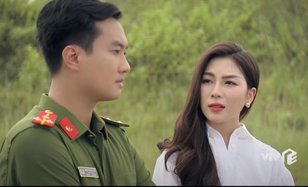 Trong phim Phố trong làng, nhân vật người yêu cũ của trưởng Công an xã Nam (Anh Tuấn) thu hút sự chú ý của khán giả vì nhan sắc xinh đẹp như Hoa hậu. Người đảm nhận vai diễn này là diễn viên Đào Thúy Hường.