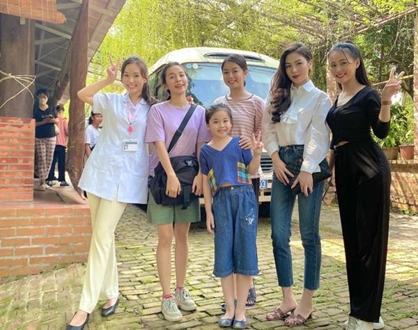 Trong hình ảnh chụp chung với các diễn viên nữ của phim, Thúy Hường trông vô cùng nổi bật vì nhân vật của cô có tạo hình sang chảnh hơn các người đẹp khác.