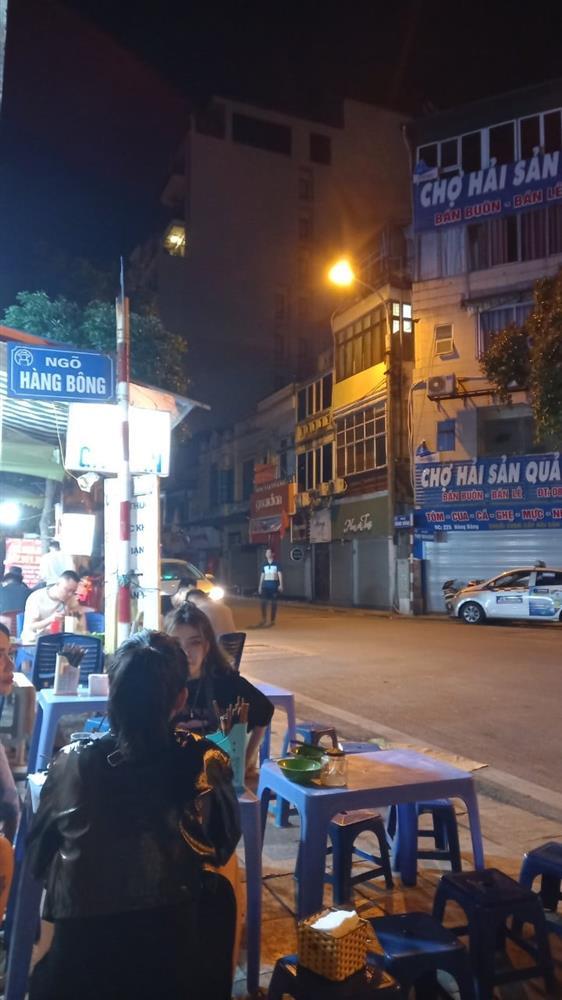 2 foreign girls who charge with their phones are stolen by the taxi driver-2