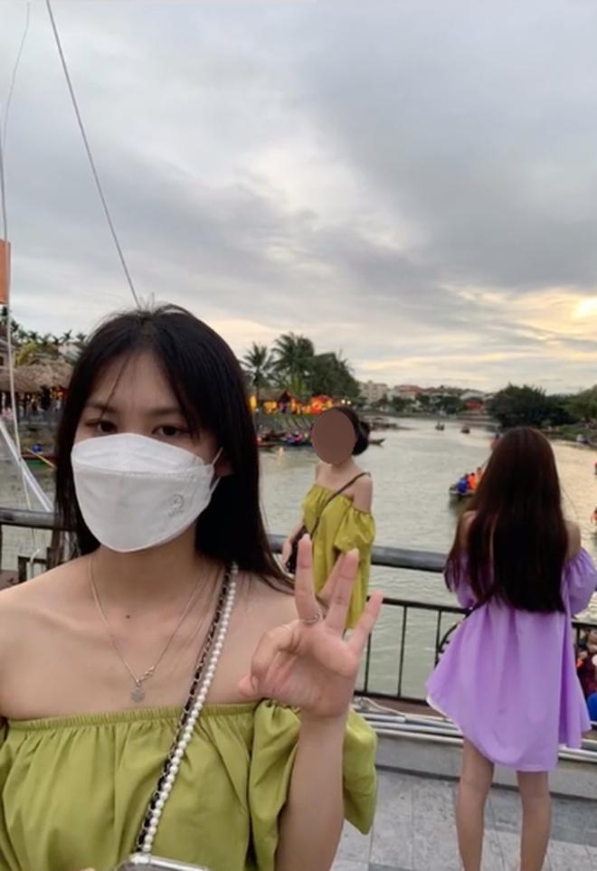 Sau váy hồng lại đến váy trễ vai nhìn đâu cũng choáng ở Hội An-1