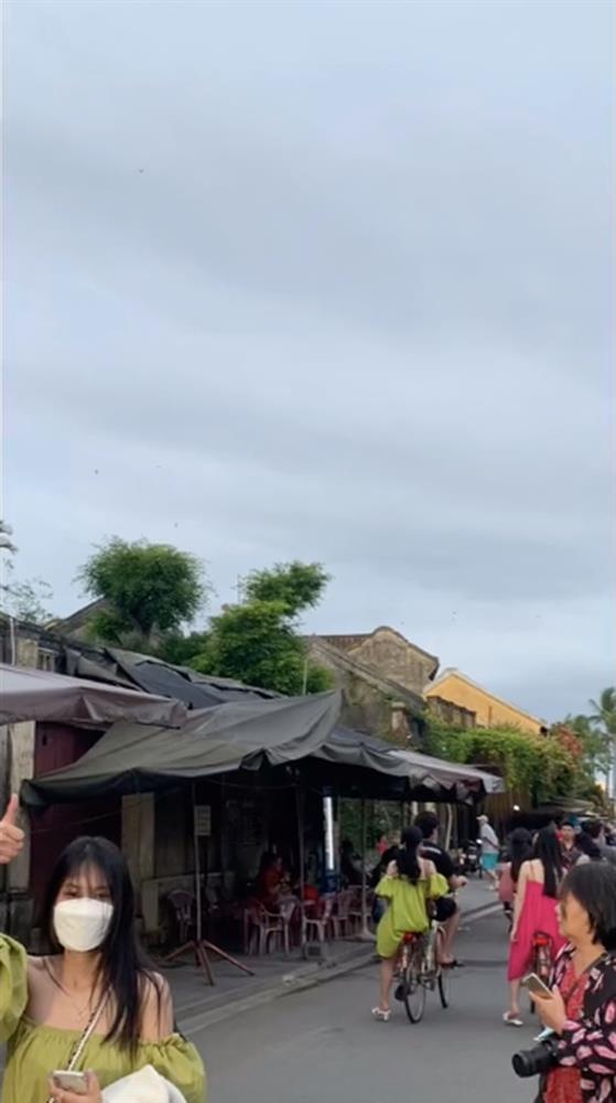 Sau váy hồng lại đến váy trễ vai nhìn đâu cũng choáng ở Hội An-4