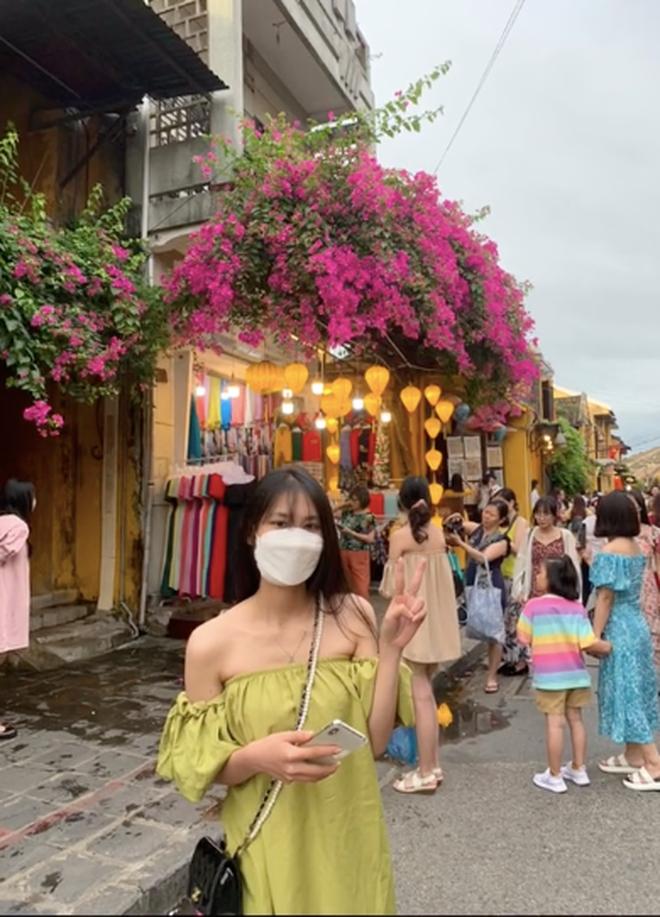 Sau váy hồng lại đến váy trễ vai nhìn đâu cũng choáng ở Hội An-5