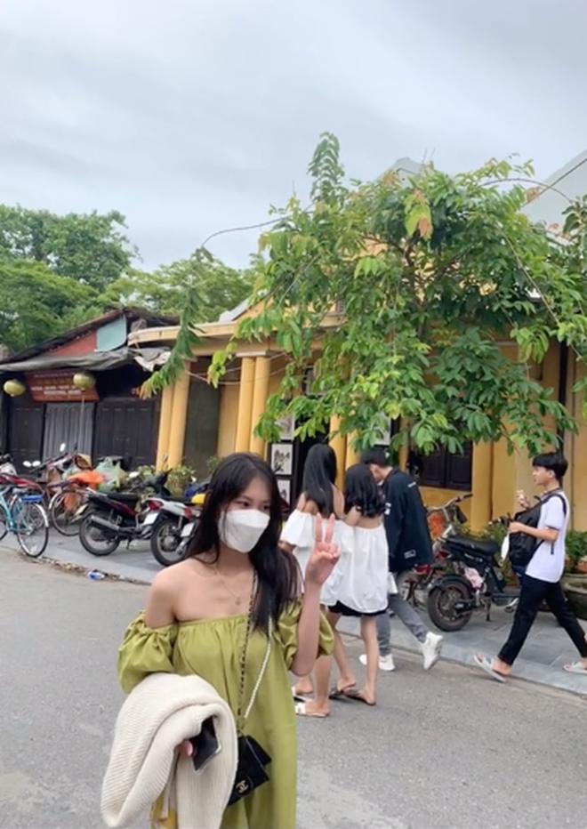 Sau váy hồng lại đến váy trễ vai nhìn đâu cũng choáng ở Hội An-6