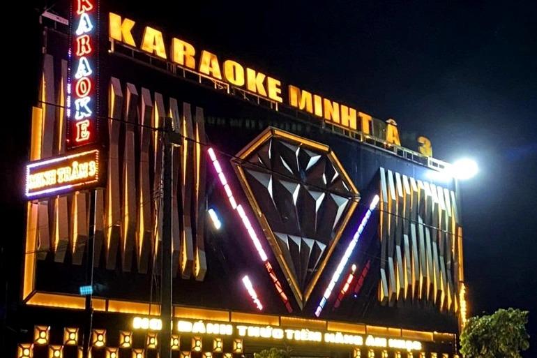 Karaoke bar manager arrests, beats customers, leaves them in an empty lot-1