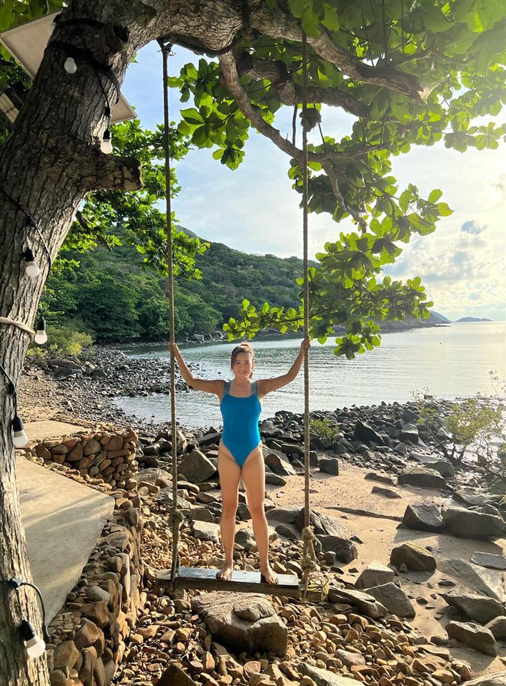 Bà xã Bình Minh diện áo tắm lộn mèo cực đỉnh-2