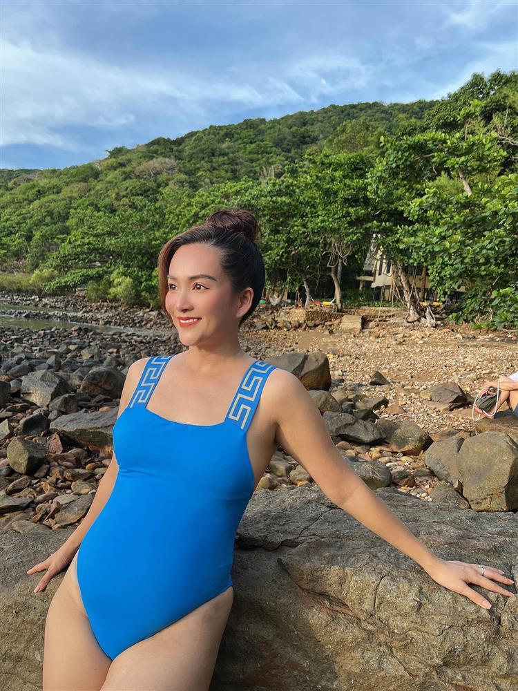 Binh Minh's wife wears a high-waisted swimsuit revealing a basket of flaws-2