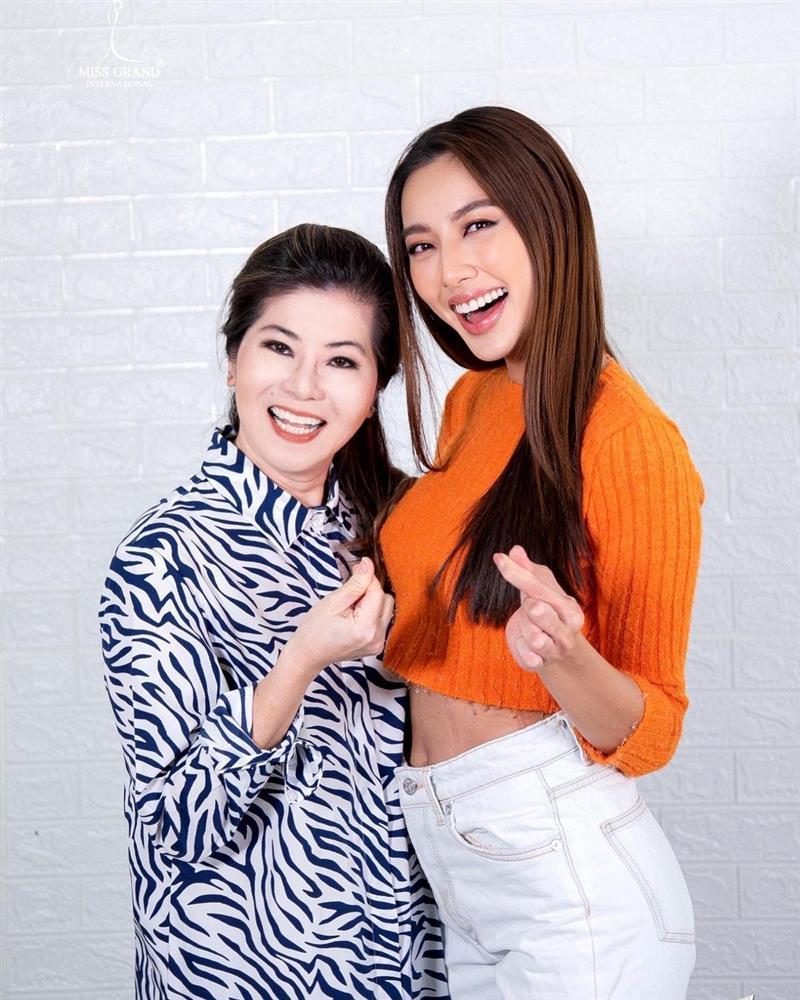 Who is the powerful woman who sees Thuy Tien as a daughter?-8