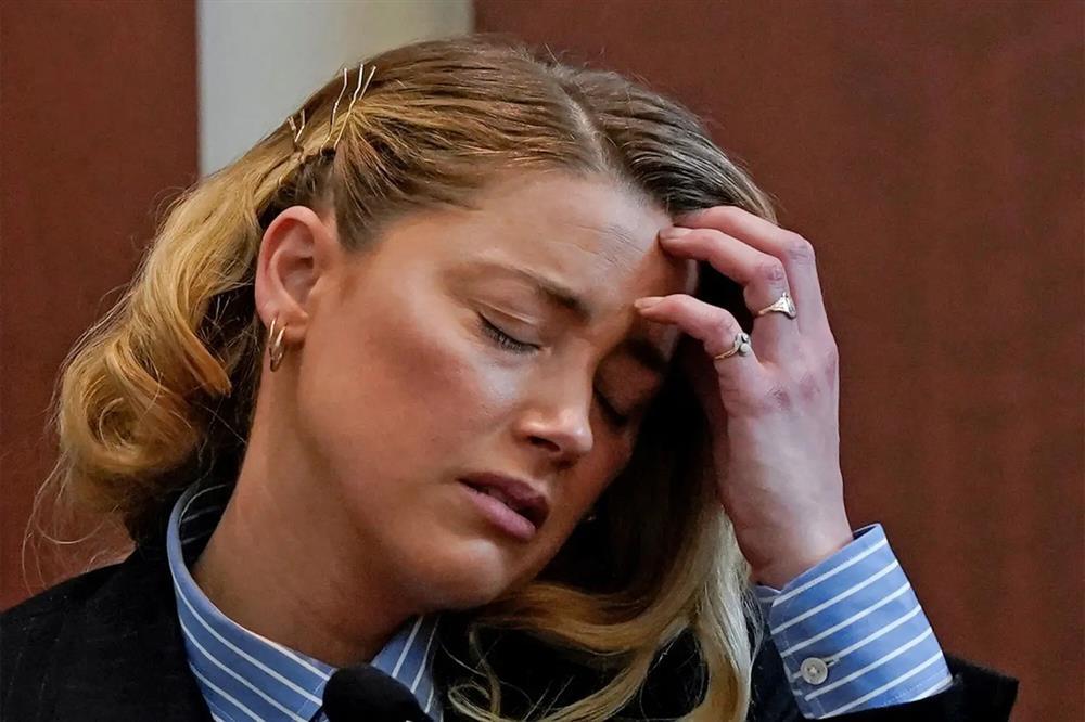 Amber Heard ra tòa, mếu máo kể lần đầu bị Johnny Depp đánh-4