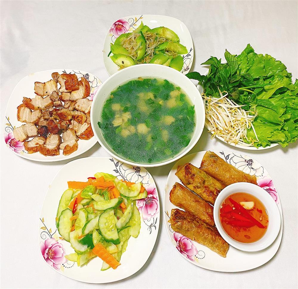 Ngưỡng mộ loạt mâm cơm mùa hè mát mắt của bếp trưởng 10x-12