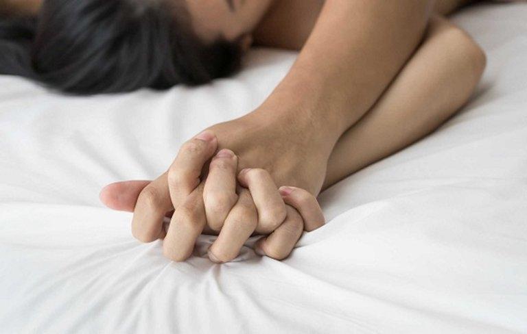 5 signs that the husband is satisfied with his pillow, always wanting to be near his wife-2