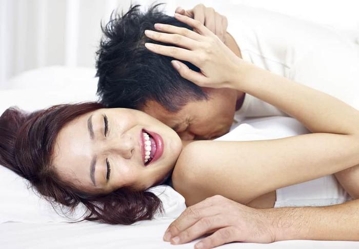 5 signs that the husband is satisfied with his pillow, always wanting to be near his wife-3