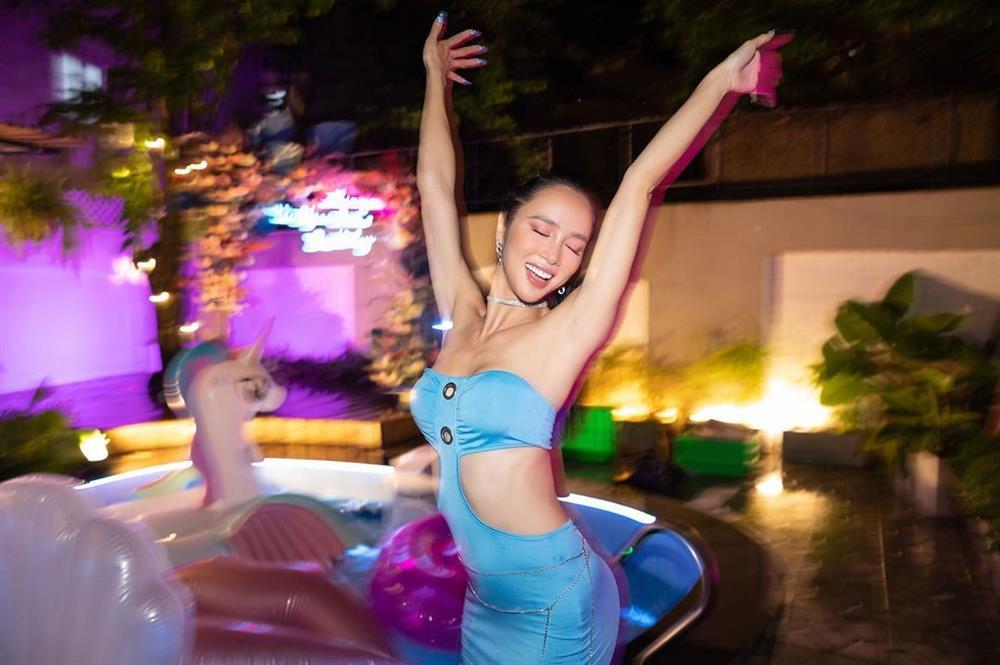 Loạt mỹ nhân hôn đồng giới, vô tư để bạn bè sờ soạng khi gặp gỡ-2