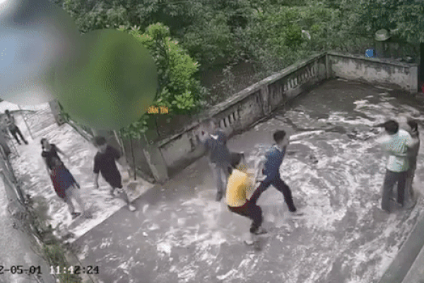 Clip: Tạt sơn vào nhà dân, 2 thanh niên bị tẩn 1 trận bê xê lết-1