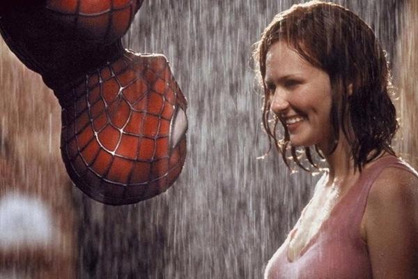 Tobey Maguire can’t breathe because of the back kiss in Spider-Man