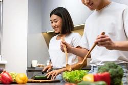 Chuyện chồng nấu cơm cho vợ gây tranh cãi ở Trung Quốc