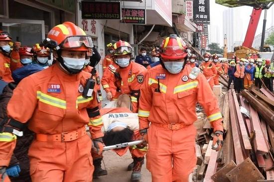 Cô gái sống sót sau 88 tiếng bị chôn vùi dưới tòa nhà 6 tầng đổ sập