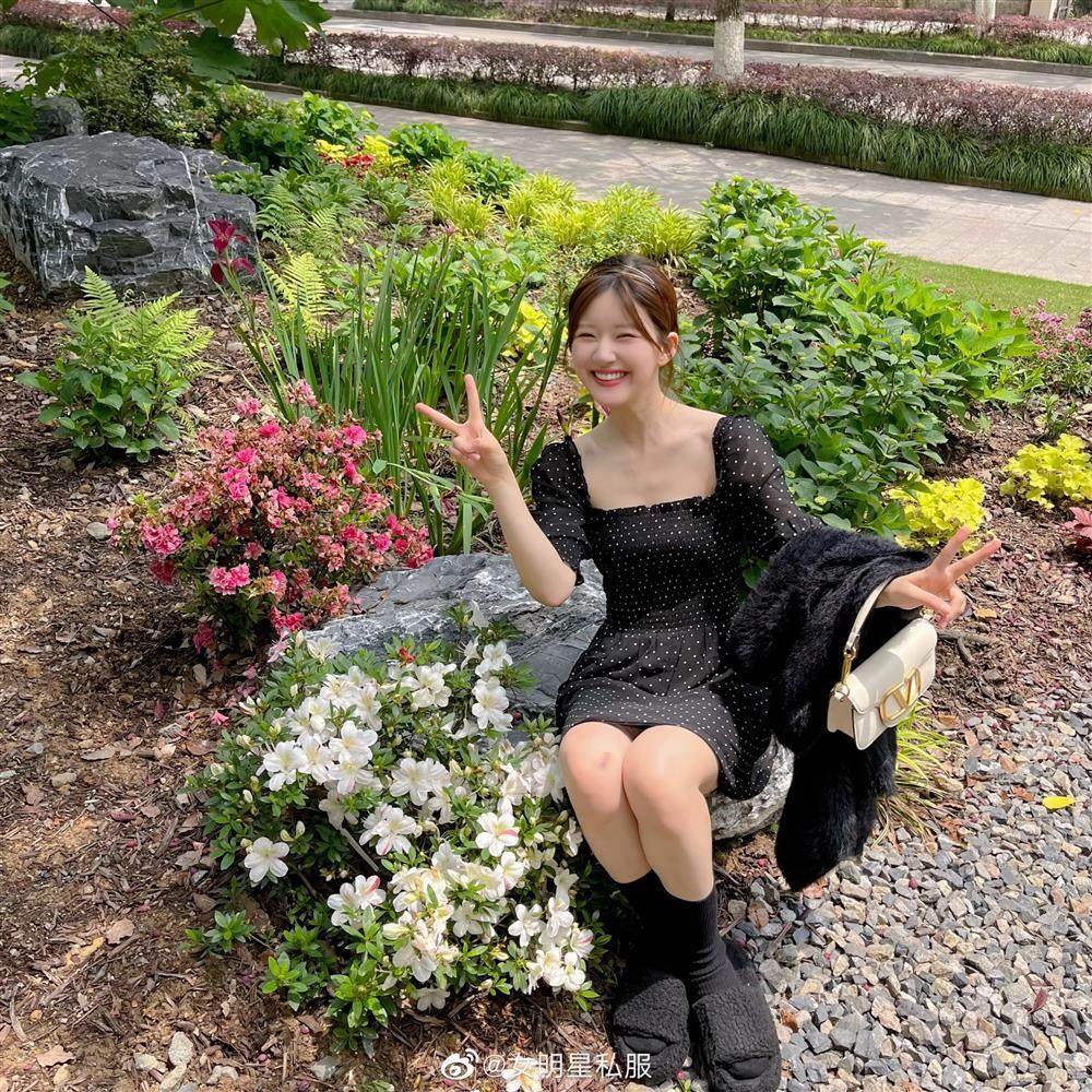 Triệu Lộ Tư trả bài Rosé, có thoát kiếp mặc hàng hiệu như hàng chợ?-1