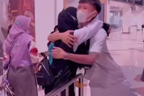 Châm Sứa cà khịa Đạt Villa: Tối ngày livestream xin tiền cũng là tài năng-4