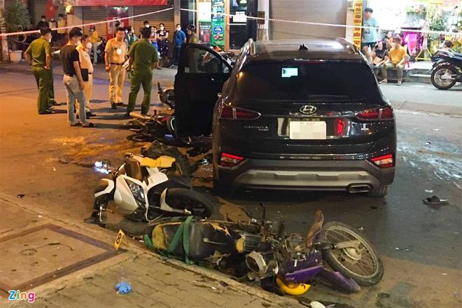 Clip: Xe điên tông 10 xe máy, người bị thương nằm la liệt ở TP.HCM-1