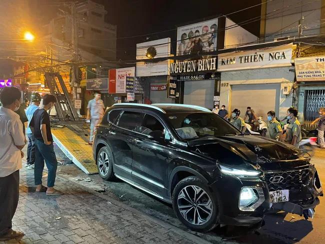 Clip: Xe điên tông 10 xe máy, người bị thương nằm la liệt ở TP.HCM-2