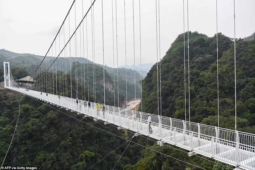 Ông Hoàng Mạnh Duy, Trưởng Phòng truyền thông dự án, cho biết phía dưới cây cầu còn có lắp đặt hệ thống ánh sáng và âm thanh giả lập, giúp tăng trải nghiệm mạo hiểm cho du khách.