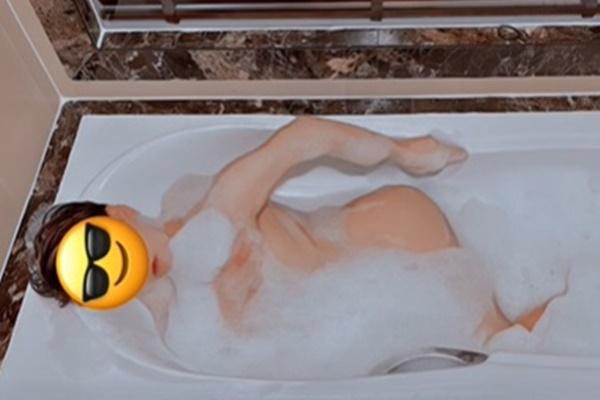 Duc Anh Hugo released a photo of himself in the bathtub