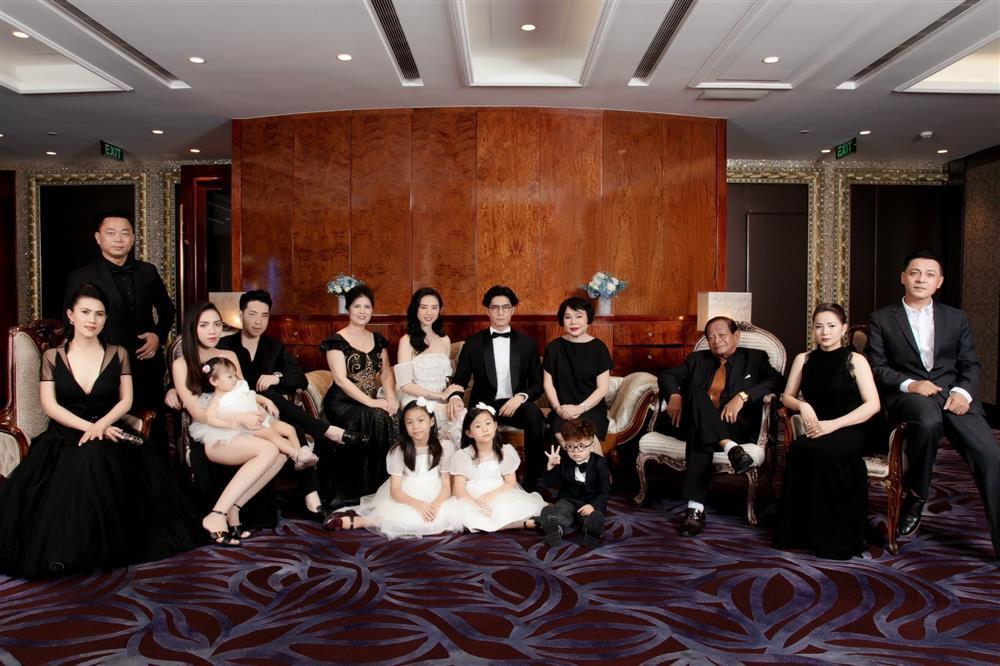 Ngô Thanh Vân khoe đại gia đình, rể mới Huy Trần chiếm spotlight-1