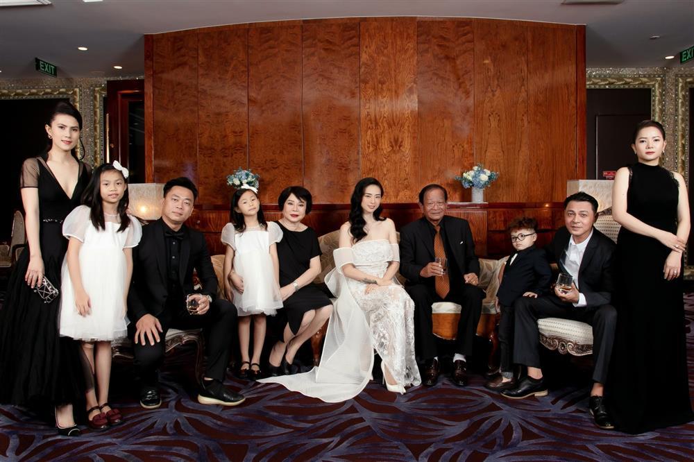 Ngo Thanh Van shows off his big family, new in-law Huy Tran takes the spotlight-2