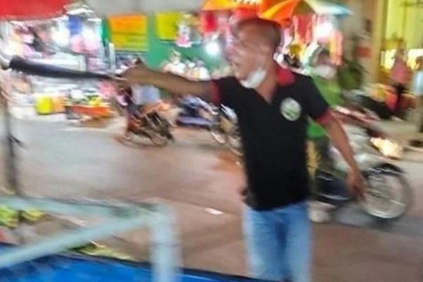 Clip: Đang đi chợ lơ ngơ, người phụ nữ bị ăn phát dao oan nghiệt-1