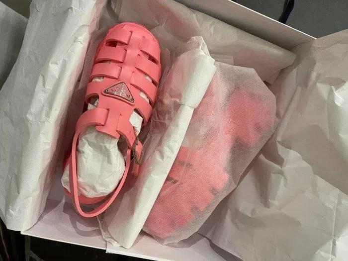 Hari Won khoe dép 15 triệu, trông như fake dép rọ bộ đội-4