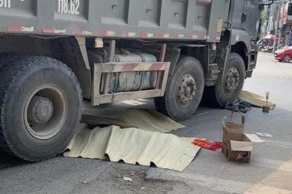 Xe tải mất lái, đâm liên tiếp 3 ô tô, lao vào vách núi lật nghiêng-3