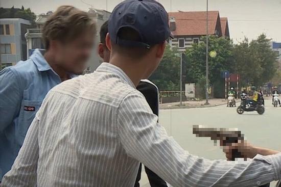 Bắt kẻ nổ súng bắn người giữa phố, bỏ trốn cùng 2 khẩu và 60 viên đạn