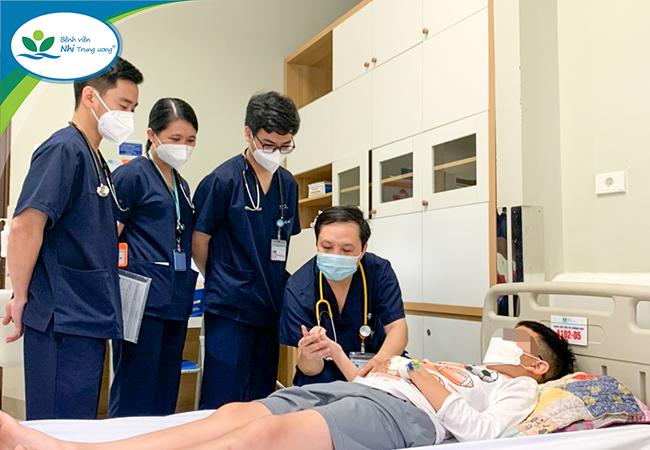 Hà Nội: Giấu bố mẹ mua rắn lục về nuôi làm thú cưng, bé trai bị rắn cắn nguy kịch-3