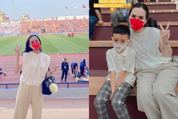 The wife of the player Van Quyet and her son cheered for U23 to debut at the 31st SEA Games