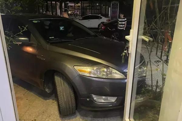 Đỗ ô tô ngang ngược, chủ nhà gọi hẳn xe cẩu đến đem xe đi giấu-5