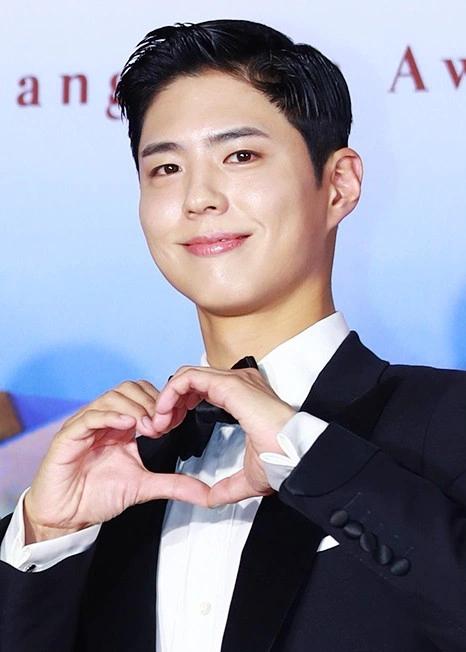 Baeksang Arts Awards lần thứ 58 đánh dấu sự trở lại của Park Bo Gum sau thời gian dài vắng bóng để hoàn thành nghĩa vụ quân sự. Trước khi nhập ngũ, Park Bo Gum có 3 năm liên tiếp dẫn dắt lễ trao giải cùng Suzy và MC Shin Dong Yeop. Ngoài lễ trao giải Baeksang, Suzy và Park Bo Gum còn hợp tác trong phim Wonderland dự kiến ra mắt năm 2022.