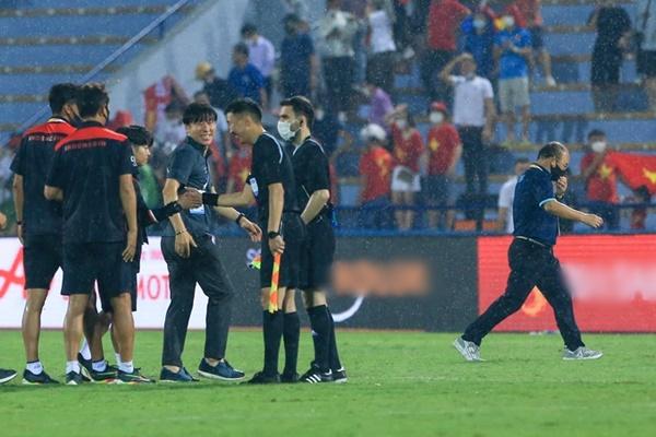 Mẹ đẻ màn mưa giấy: 6.000 cuộn giấy chả bằng 15.000 áo mưa bị bỏ lại-10