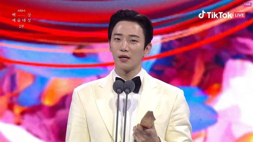 BAEKSANG 2022: Khán giả không hài lòng khi Squid Game giành Daesang-7