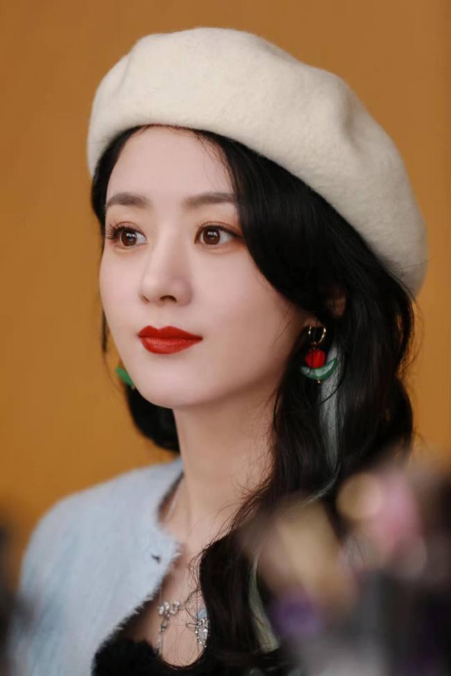 Triệu Lệ Dĩnh bất ngờ bị áp sát trên đường, sợ hãi nép vào người bạn-6