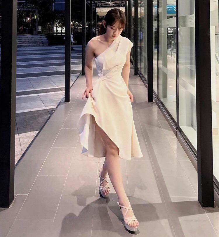 Lê Bống như khúc giò khi mặc lại đầm lộ hiểm của Ngọc Trinh-11