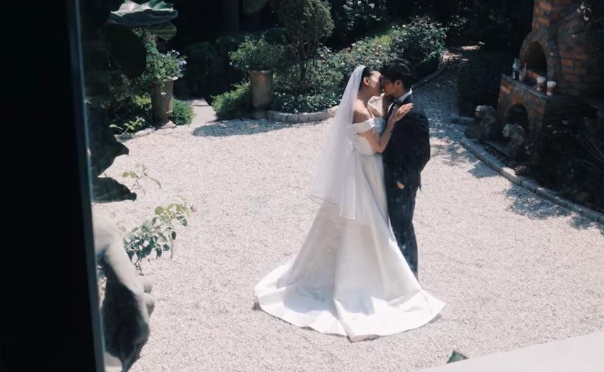 Cô dâu Ngô Thanh Vân lộ cả phụ tùng lẫn hình xăm-1