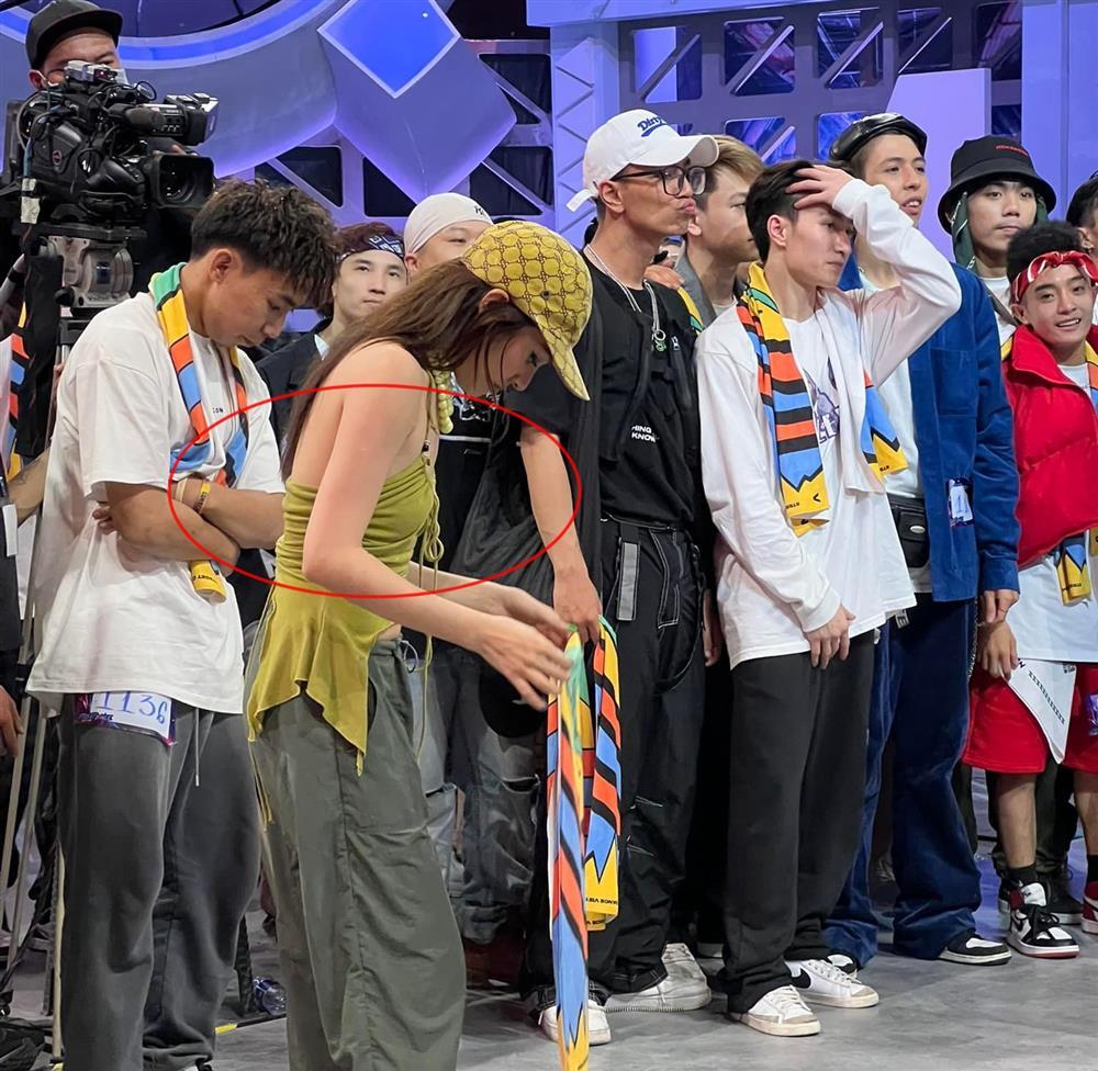 Bảo Anh lại bị soi bộ loa xẹp lép, bị nghi tháo túi nâng ngực-1