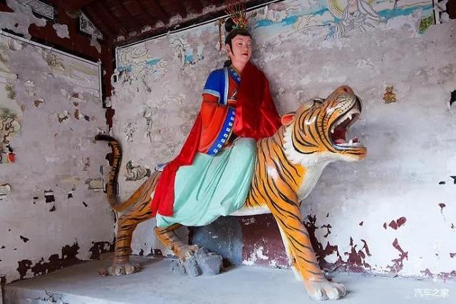 Thót tim ngôi chùa cổ cheo leo xuất hiện ở phim Ngọa Hổ Tàng Long-2