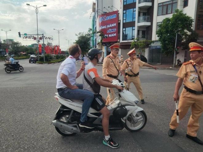 Thai newspaper: Coach Polking violates traffic in Vietnam-1