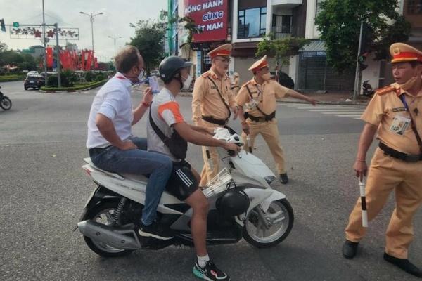 Coach Mano Polking violates traffic in Vietnam
